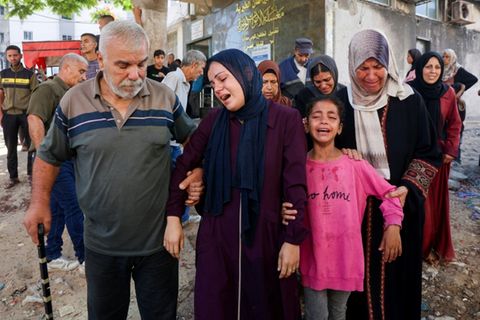 Trauernde Menschen im Gazastreifen nach Schüssen auf Zivilisten