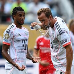 Trinken, trinken, trinken: Harry Kane vom FC Bayern München nutzt eine Spielpause