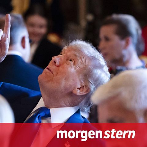 Donald Trump zeigt beim Staatsbankett im Schloss Huis ten Bosch begeistert in Richtung Decke