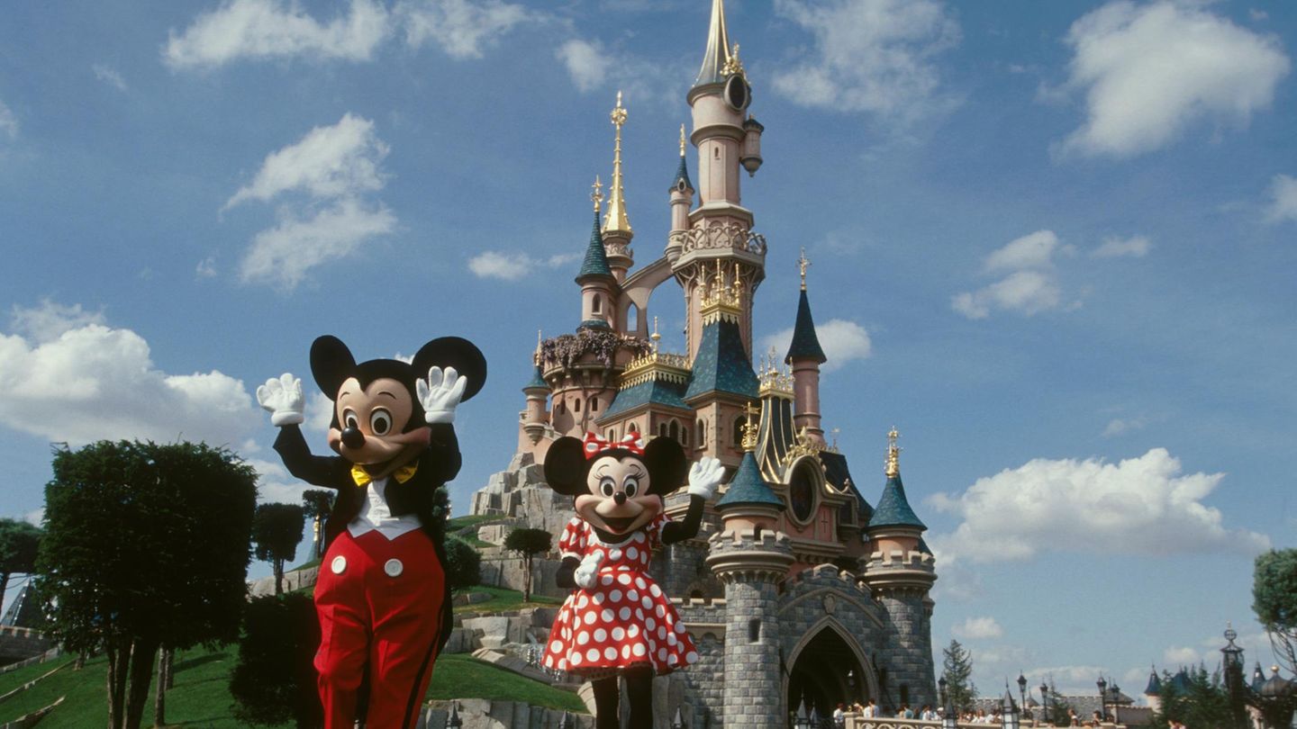 Mickey und Minnie Maskottchen vor dem Schloss im Disneyland Paris