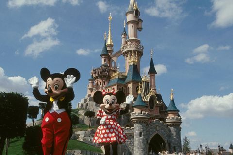 Mickey und Minnie Maskottchen vor dem Schloss im Disneyland Paris