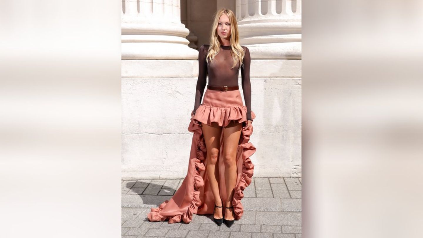 Lila Grace Moss: Model causes a sensation in Paris