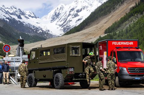 Nach Bergsturz: Einsatzkräfte der Schweizer Armee und der Feuerwehr in Blatten