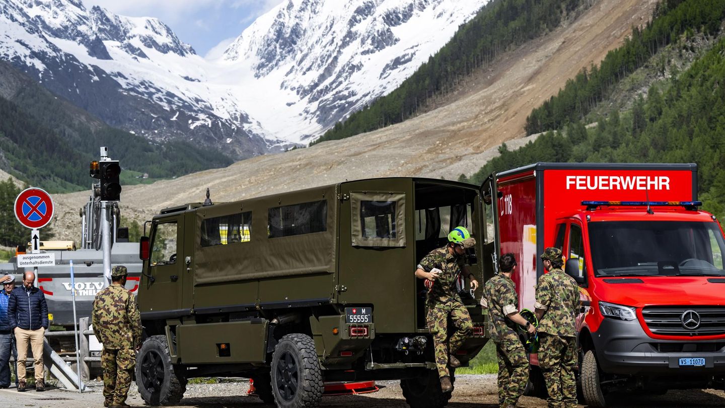 Nach Bergsturz: Einsatzkräfte der Schweizer Armee und der Feuerwehr in Blatten