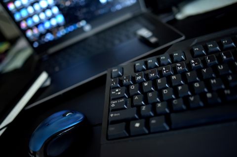 Laptop mit Tastatur und Maus