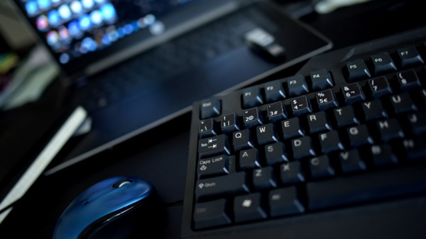 Laptop mit Tastatur und Maus