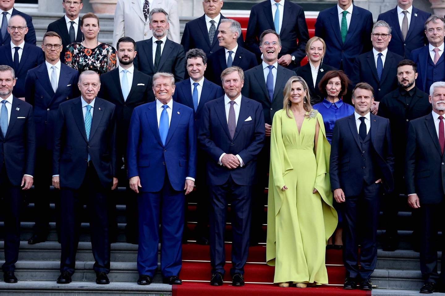 NATO-Gipfel in den Haag: Im königlichen Schloss Huis ten Bosch in Den Haag begrüßten König Willem-Alexander und Königin Máxima der Niederlande die Staats- und Regierungs-Chefs der NATO-Mitgliedsstaaten zum Festessen. Beim offiziellen Gruppenfoto war die junge Kronprinzessin Amalia, 21 Jahre alt, nicht dabei. Doch beim Empfang und Dinner kam die Nachwuchs-Königin bereits zum Einsatz. So... Im königlichen Schloss Huis ten Bosch in Den Haag begrüßten König Willem-Alexander und Königin Máxima der Niederlande die Staats- und Regierungs-Chefs der NATO-Mitgliedsstaaten zum Festessen. Beim offiziellen Gruppenfoto war die junge Kronprinzessin Amalia, 21 Jahre alt, nicht dabei. Doch beim Empfang und Dinner kam die Nachwuchs-Königin bereits zum Einsatz. So...