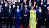 Im königlichen Schloss Huis ten Bosch in Den Haag begrüßten König Willem-Alexander und Königin Máxima der Niederlande die Staats- und Regierungs-Chefs der NATO-Mitgliedsstaaten zum Festessen. Beim offiziellen Gruppenfoto war die junge Kronprinzessin Amalia, 21 Jahre alt, nicht dabei. Doch beim Empfang und Dinner kam die Nachwuchs-Königin bereits zum Einsatz. So...