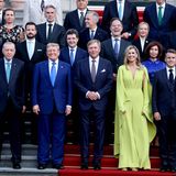 Im königlichen Schloss Huis ten Bosch in Den Haag begrüßten König Willem-Alexander und Königin Máxima der Niederlande die Staats- und Regierungs-Chefs der NATO-Mitgliedsstaaten zum Festessen. Beim offiziellen Gruppenfoto war die junge Kronprinzessin Amalia, 21 Jahre alt, nicht dabei. Doch beim Empfang und Dinner kam die Nachwuchs-Königin bereits zum Einsatz. So...