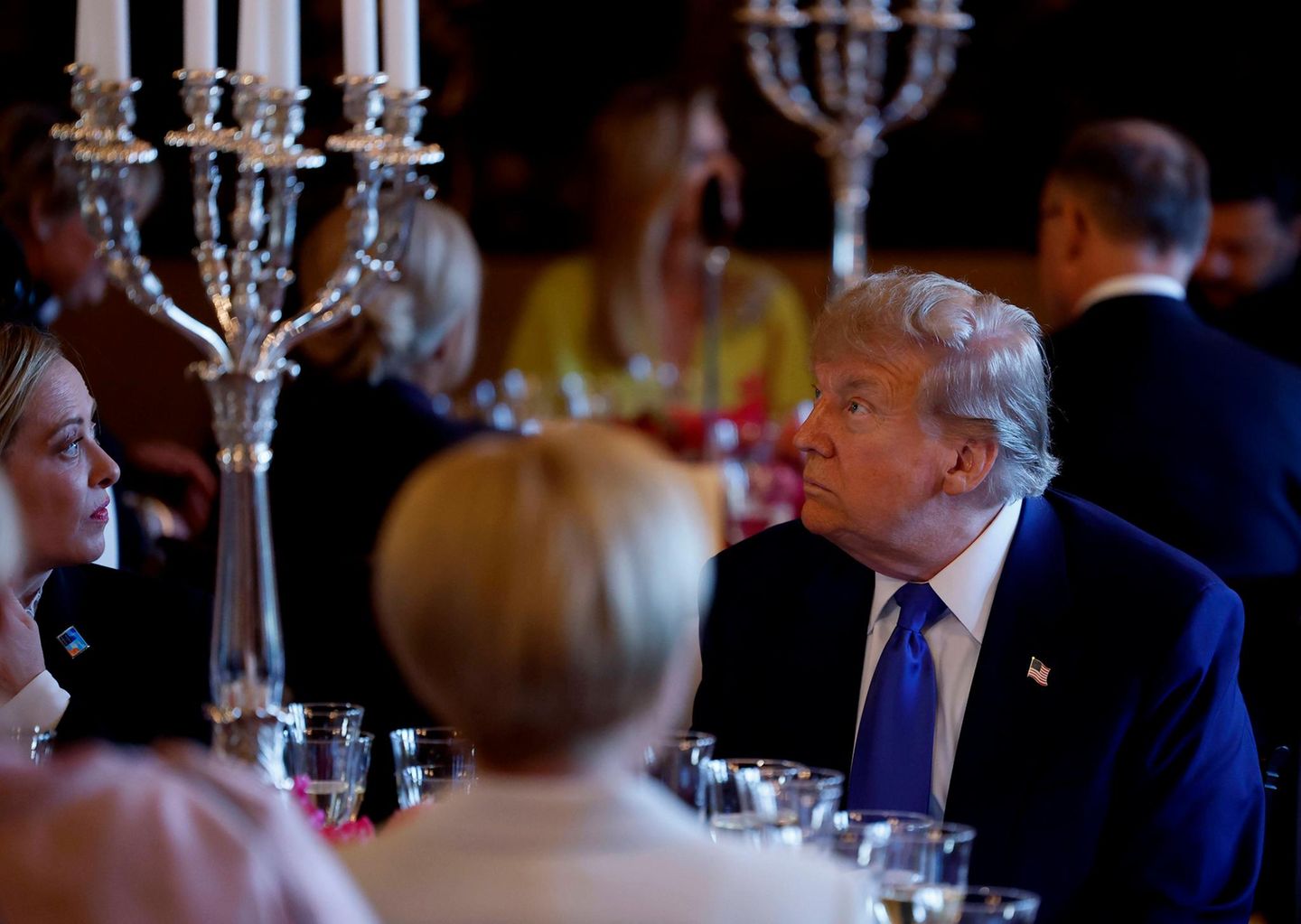 ... den Tisch übernahm, an dem unter anderem Trump, Italiens Ministerpräsidentin Giorgia Meloni und NATO-Generalsekretär Mark Rutte saßen