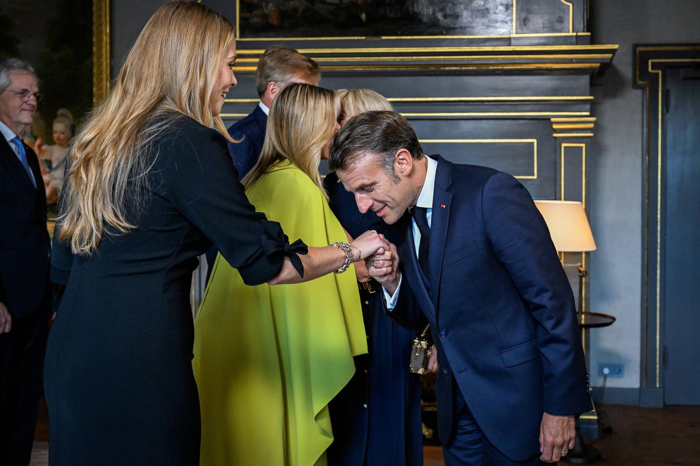 Und vom französischen Präsidenten Emmanuel Macron gab es es sogar einen formvollendeten Handkuss. Mit ihm...