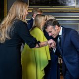 Und vom französischen Präsidenten Emmanuel Macron gab es es sogar einen formvollendeten Handkuss. Mit ihm...