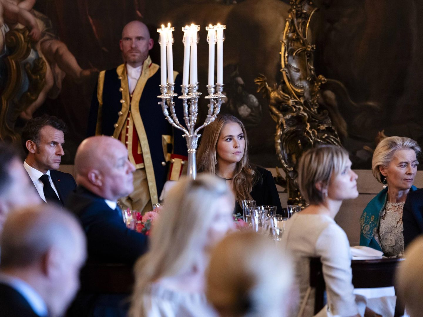... saß Prinzessin Amalia beim Abendessen später auch am Tisch, ebenso wie mit der EU-Kommissions-Präsidentin Ursula von der Leyen. Bei der Tisch-Platzierung war diplomatisches Geschick gefragt. 