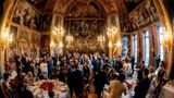 Zum Dinner im Palast waren übrigens auch die Partnerinnen und Partner der Politiker geladen. Bundeskanzler Friedrich Merz erschien jedoch ohne seine Frau. Die "angespannte Situation und Lage in Nahost" mache aus Sicht des Kanzlers und seiner Frau "einen konzentrierten Arbeitsgipfel" notwendig, berichtet die "Bild"-Zeitung. Deswegen habe Charlotte Merz entschieden, nicht beim Unterhaltungsprogramm mitzumachen. Am Mittwoch werden die offiziellen Beratungen über die Zukunft des Militärbündnisses fortgesetzt. Königin Máxima wird derweil als Gastgeberin der Partnerinnen und Partner diese durch die Hafenstadt Rotterdam führen