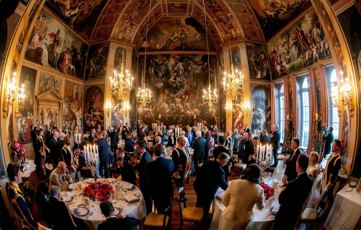 Zum Dinner im Palast waren übrigens auch die Partnerinnen und Partner der Politiker geladen. Bundeskanzler Friedrich Merz erschien jedoch ohne seine Frau. Die "angespannte Situation und Lage in Nahost" mache aus Sicht des Kanzlers und seiner Frau "einen konzentrierten Arbeitsgipfel" notwendig, berichtet die "Bild"-Zeitung. Deswegen habe Charlotte Merz entschieden, nicht beim Unterhaltungsprogramm mitzumachen. Am Mittwoch werden die offiziellen Beratungen über die Zukunft des Militärbündnisses fortgesetzt. Königin Máxima wird derweil als Gastgeberin der Partnerinnen und Partner diese durch die Hafenstadt Rotterdam führen