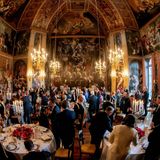 Zum Dinner im Palast waren übrigens auch die Partnerinnen und Partner der Politiker geladen. Bundeskanzler Friedrich Merz erschien jedoch ohne seine Frau. Die "angespannte Situation und Lage in Nahost" mache aus Sicht des Kanzlers und seiner Frau "einen konzentrierten Arbeitsgipfel" notwendig, berichtet die "Bild"-Zeitung. Deswegen habe Charlotte Merz entschieden, nicht beim Unterhaltungsprogramm mitzumachen. Am Mittwoch werden die offiziellen Beratungen über die Zukunft des Militärbündnisses fortgesetzt. Königin Máxima wird derweil als Gastgeberin der Partnerinnen und Partner diese durch die Hafenstadt Rotterdam führen