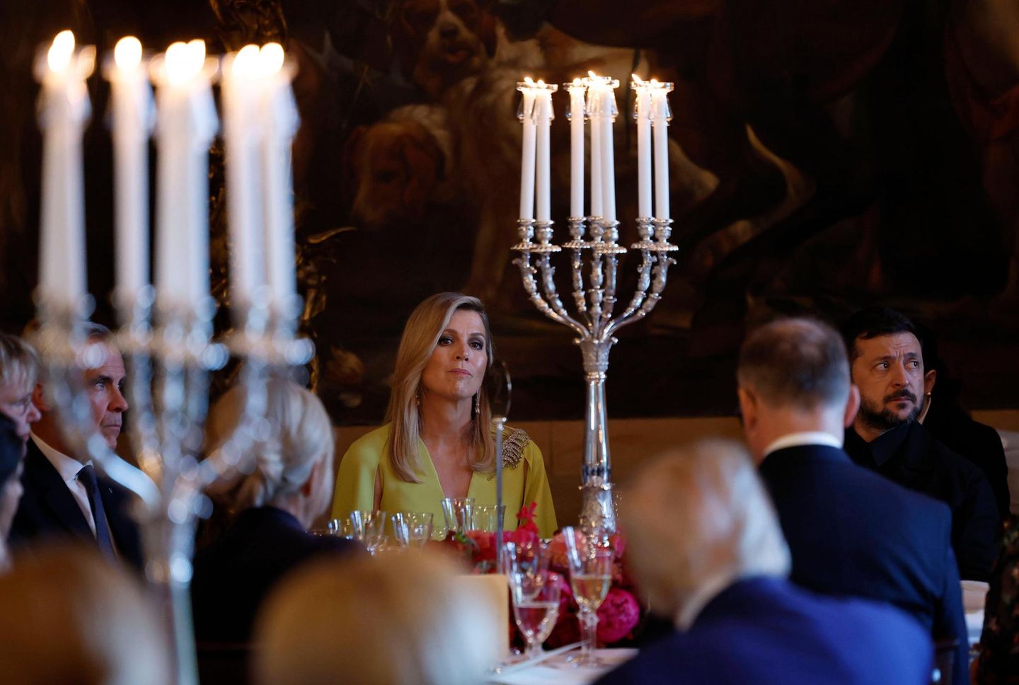 Ihre Mutter Königin Máxima war derweil am Tisch mit Selenskyj platziert.