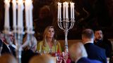 Ihre Mutter Königin Máxima war derweil am Tisch mit Selenskyj platziert.
