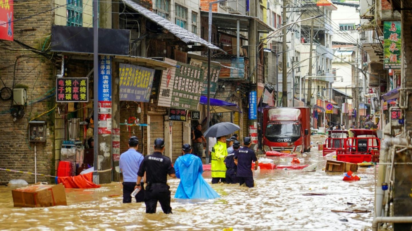 Überflutete Straße in der Stadt Congjiang in Guizhou