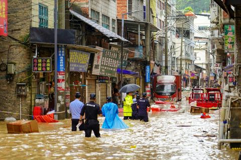 Überflutete Straße in der Stadt Congjiang in Guizhou