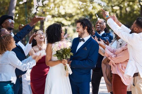 Ein Wedding Planner hilft vor dem großen Tag. Hier ist es so weit: Ein Hochzeitspaar wird von Freunden gefeiert