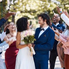 Ein Wedding Planner hilft vor dem großen Tag. Hier ist es so weit: Ein Hochzeitspaar wird von Freunden gefeiert