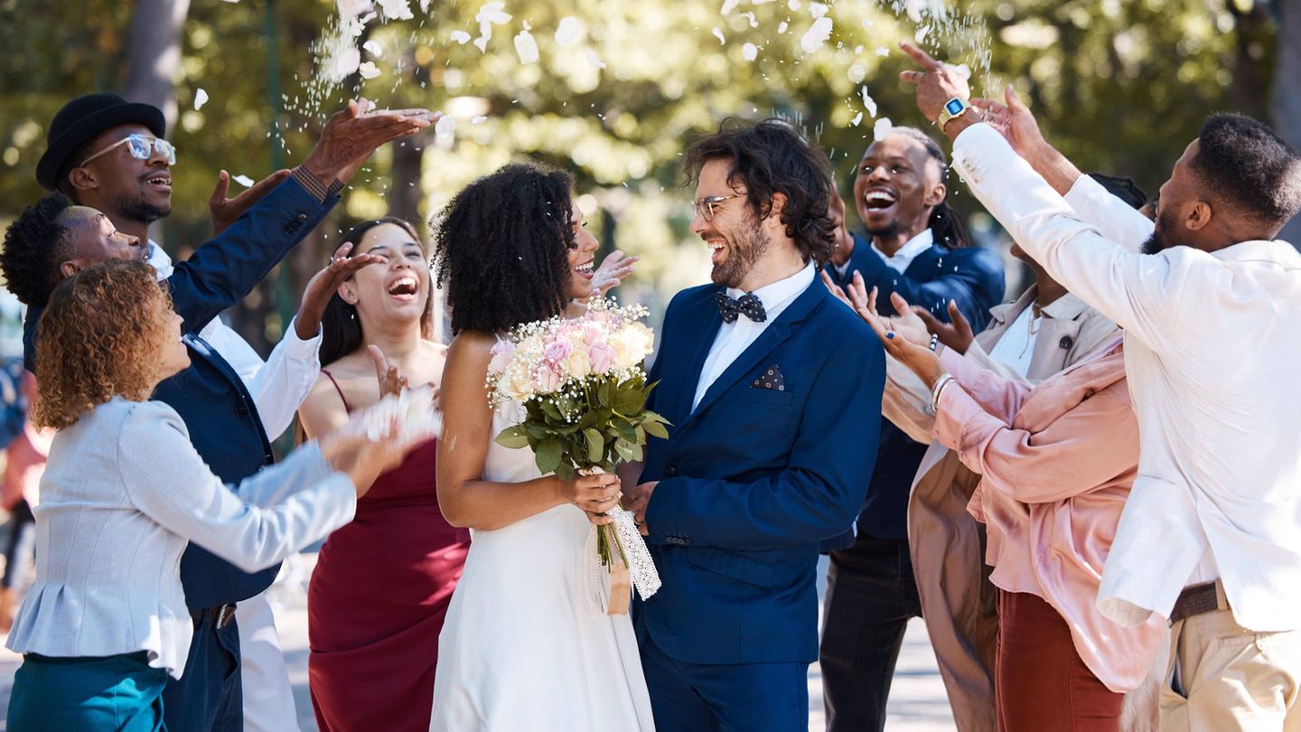 Ein Wedding Planner hilft vor dem großen Tag. Hier ist es so weit: Ein Hochzeitspaar wird von Freunden gefeiert Ein Wedding Planner hilft vor dem großen Tag. Hier ist es so weit: Ein Hochzeitspaar wird von Freunden gefeiert