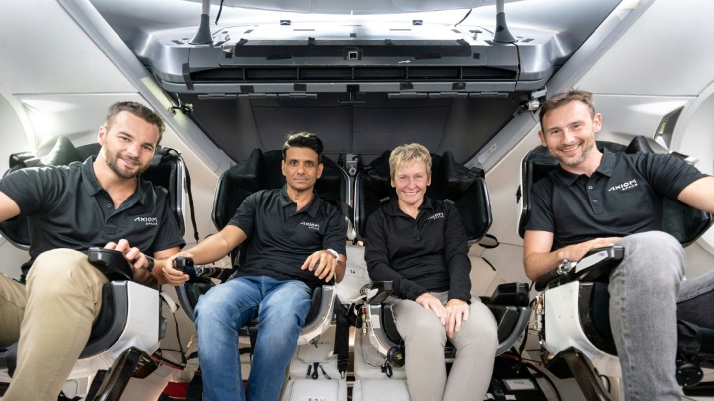 Kapu, Shukla, Whitson und Uznanski in der SpaceX-Kapsel (von links nach rechts)