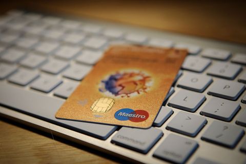 Payone Das Bild zeigt eine Geldkarte zum bargeldlosen Bezahlen im Internet