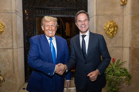 Nato-Chef Mark Rutte schüttelt Donald Trump bei einem gemeinsamen Treffen die Hand
