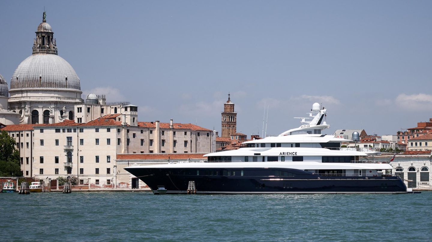Jeff Bezos and Lauren Sánchez: These super yachts anchors before Venice