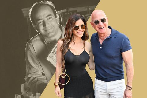 Jeff Bezos mit seiner Frau. Im Hintergrund ein altes Bild von Jeff Bezos