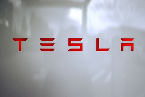 Tesla-Logo an einer Ladestation in Frankreich