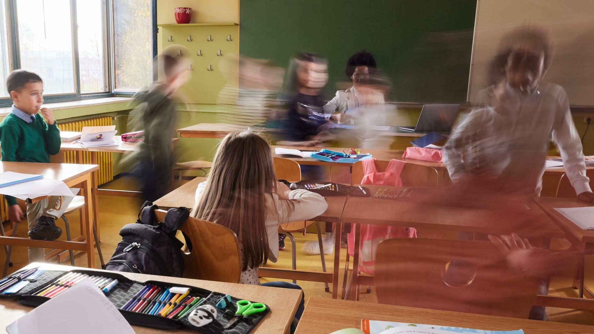 Dem Quereinsteiger fällt es schwer, die Klasse als Lehrer anzuleiten. "Das war ganz allein deine Schuld, dass die laut geworden sind", wettert die Rektorin bei der Nachbesprechung.