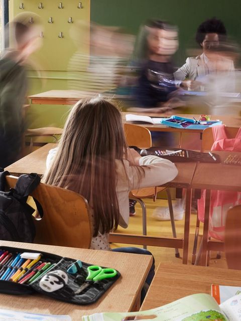 Dem Quereinsteiger fällt es schwer, die Klasse als Lehrer anzuleiten. "Das war ganz allein deine Schuld, dass die laut geworden sind", wettert die Rektorin bei der Nachbesprechung.
