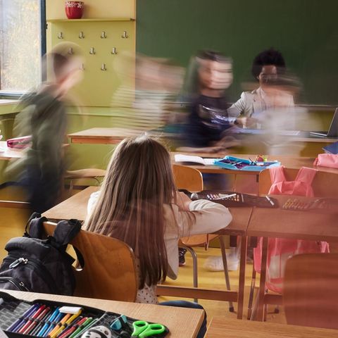 Dem Quereinsteiger fällt es schwer, die Klasse als Lehrer anzuleiten. "Das war ganz allein deine Schuld, dass die laut geworden sind", wettert die Rektorin bei der Nachbesprechung.