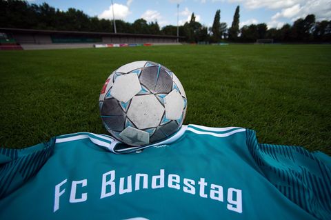 Trikot des FC Bundestag: Der Verein will seine Satzung ändern, um AfD-Abgeordnete künftig ausschließen zu können
