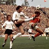 Franz Beckenbauer wie er in der Luft den Ball kickt, 1974