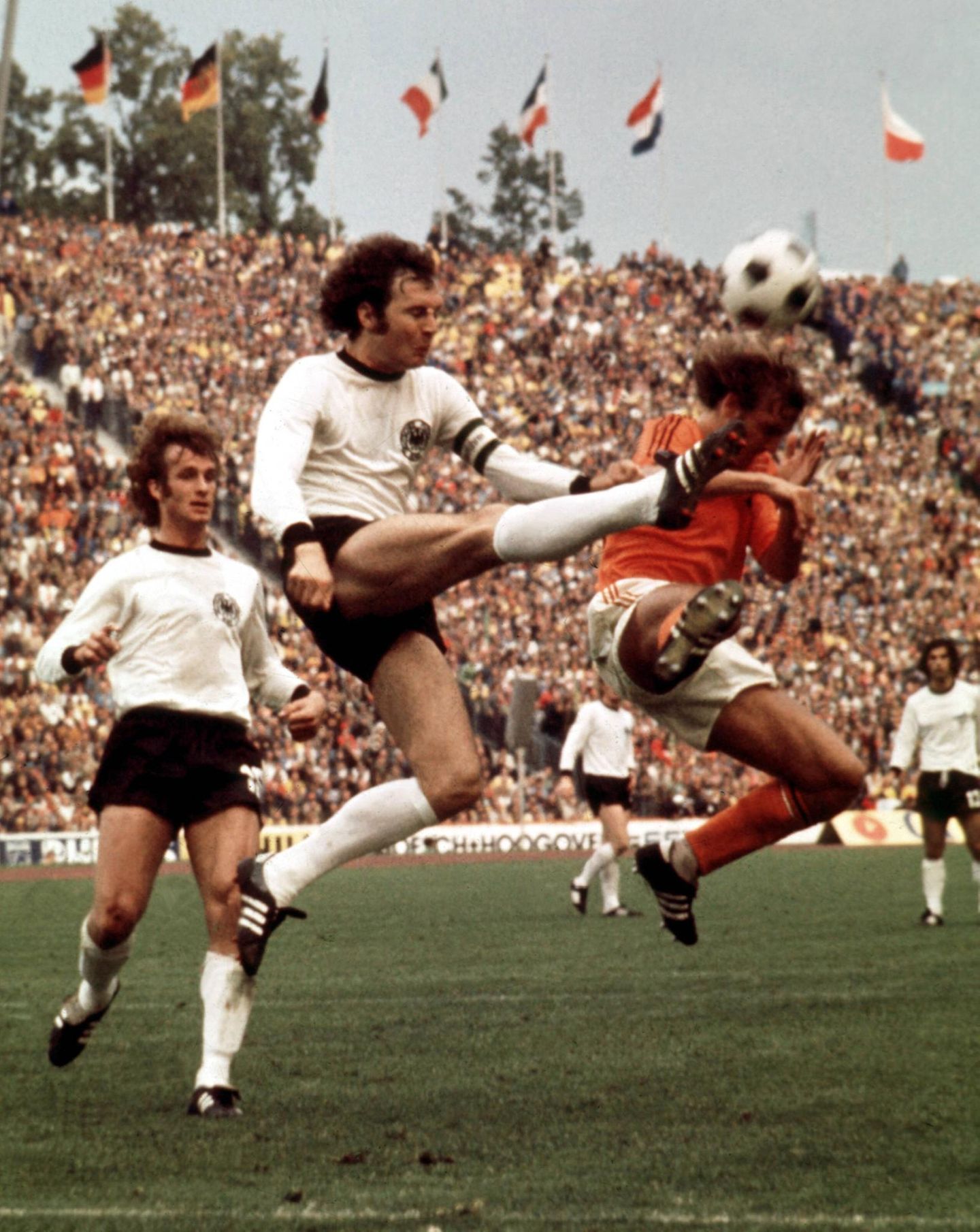 Franz Beckenbauer wie er in der Luft den Ball kickt, 1974