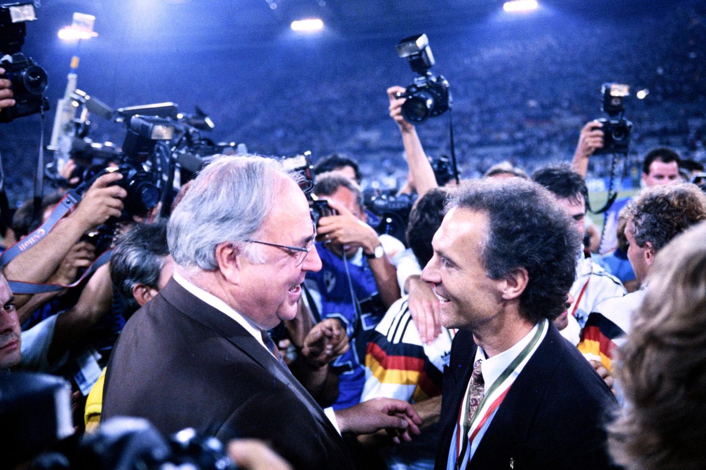Franz Beckenbauer und Helmut Kohl nach dem WM-Finalsieg von Rom 1990