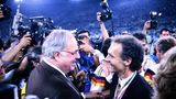 Franz Beckenbauer und Helmut Kohl nach dem WM-Finalsieg von Rom 1990