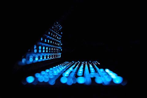 Eine Tastatur eines Macbooks leuchtet im Dunkeln