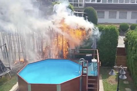 Männer setzen halbe Straße in Brand