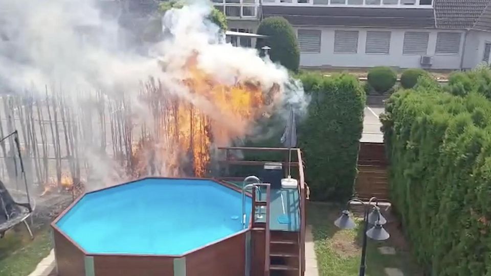 Männer setzen halbe Straße in Brand