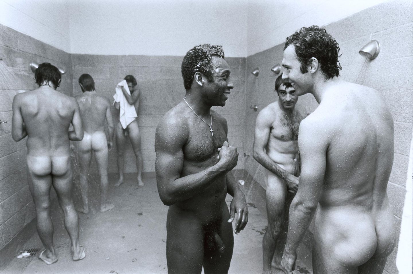 Pelé und Beckenbauer 1977 nach einem Spiel nackt in der Dusche
