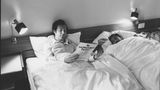 Beckenbauer und Gerd Müller liegen in einem Doppelbett, Beckenbauer liest ein Magazin