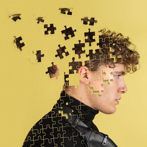 Der Kopf eines jungen Mannes scheint sich in Puzzleteilen aufzulösen