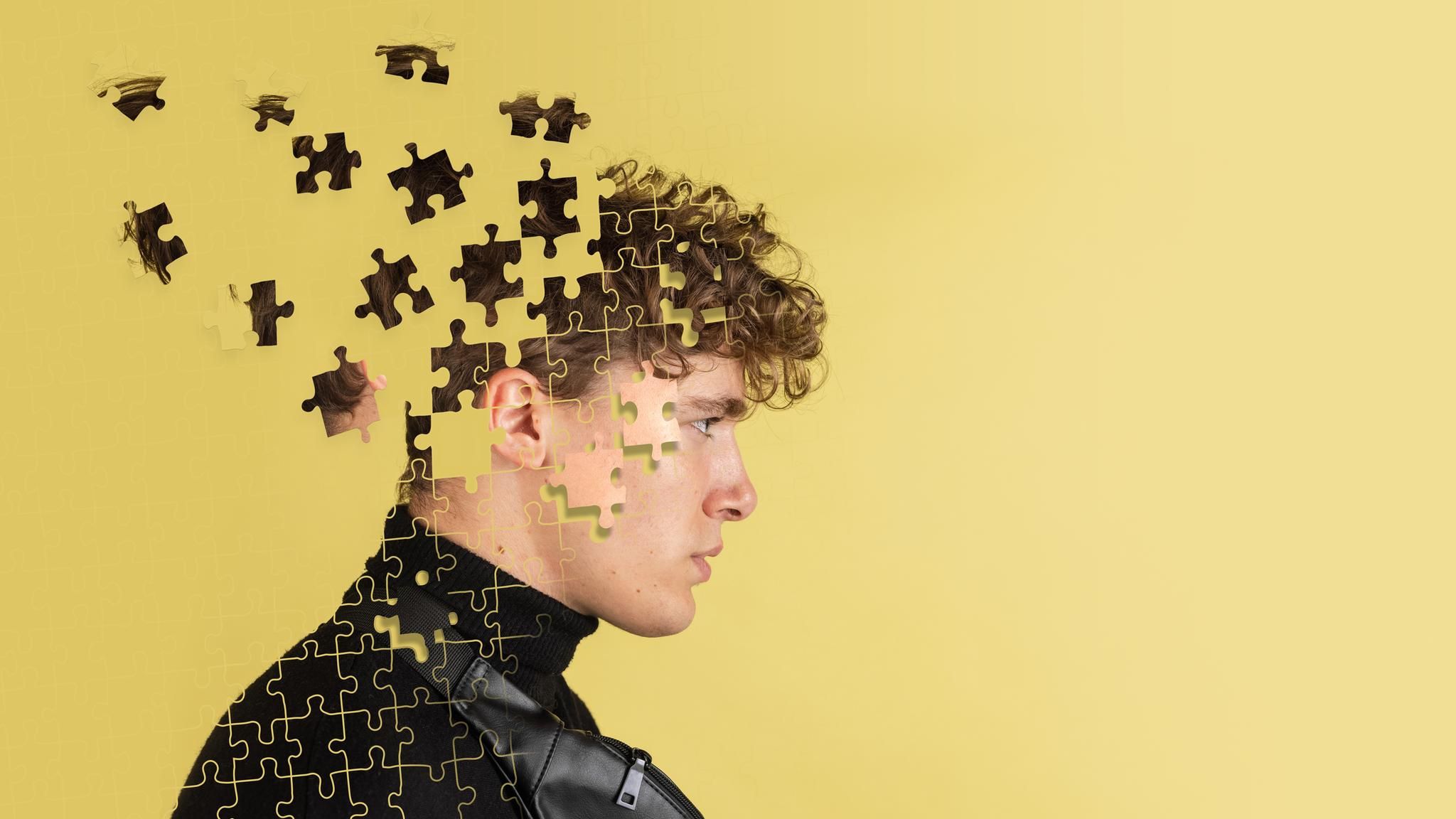 Der Kopf eines jungen Mannes scheint sich in Puzzleteilen aufzulösen