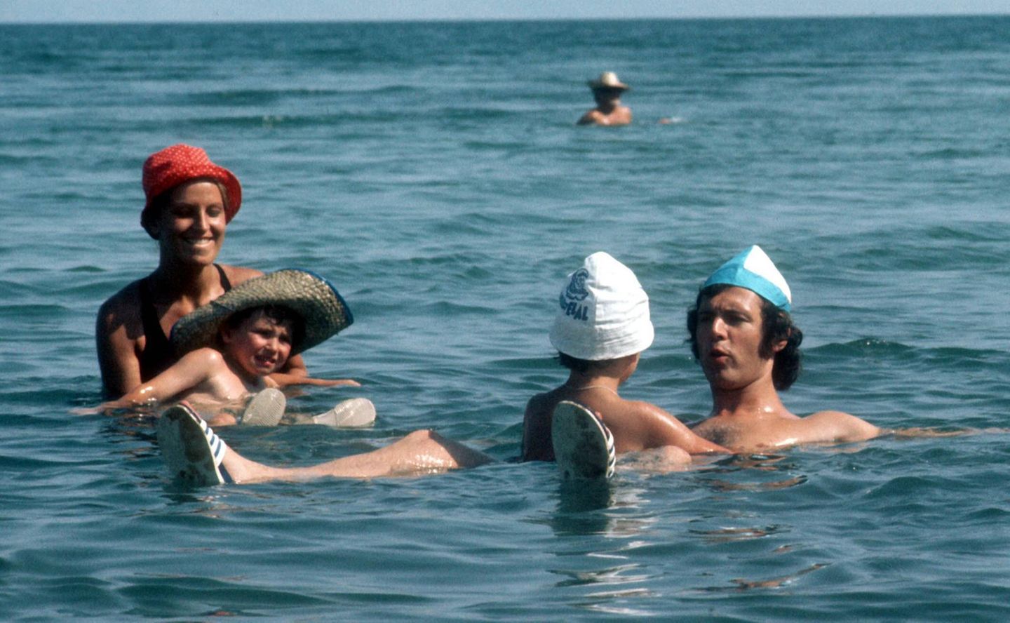 Familie Beckenbauer beim Baden im Wasser des Toten Meers
