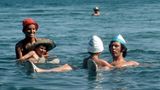 Familie Beckenbauer beim Baden im Wasser des Toten Meers